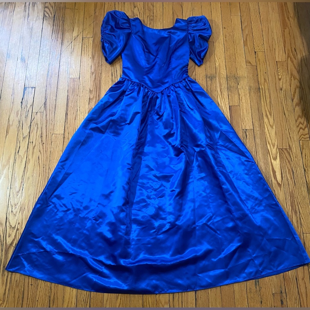 Darling, blue vintage dress with poofy sleeves!